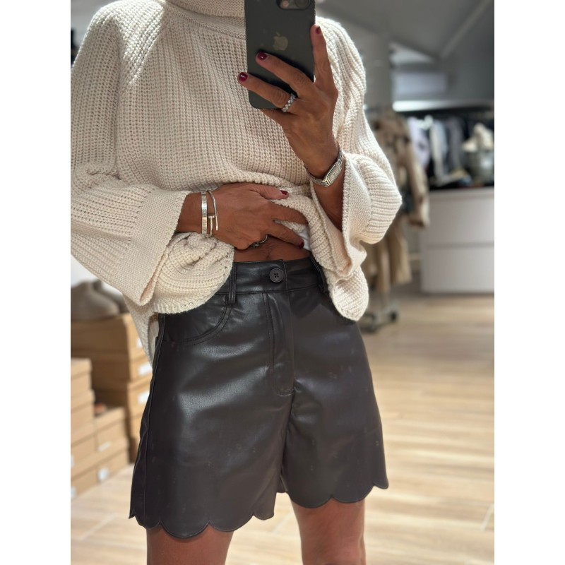 Short simili Livia