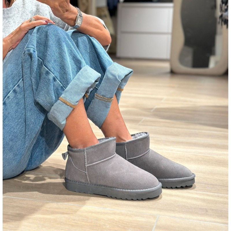 Boots Hug Paris